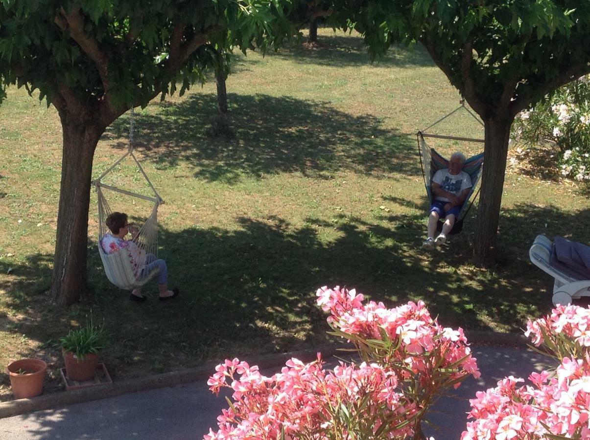 Au Mas Des Graviers Bed & Breakfast Salavas Dış mekan fotoğraf